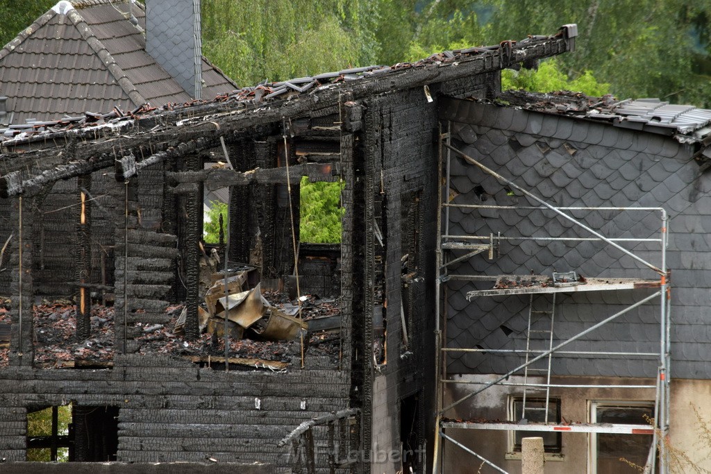 Schwerer Brand in Einfamilien Haus Roesrath Rambruecken P181.JPG - Miklos Laubert